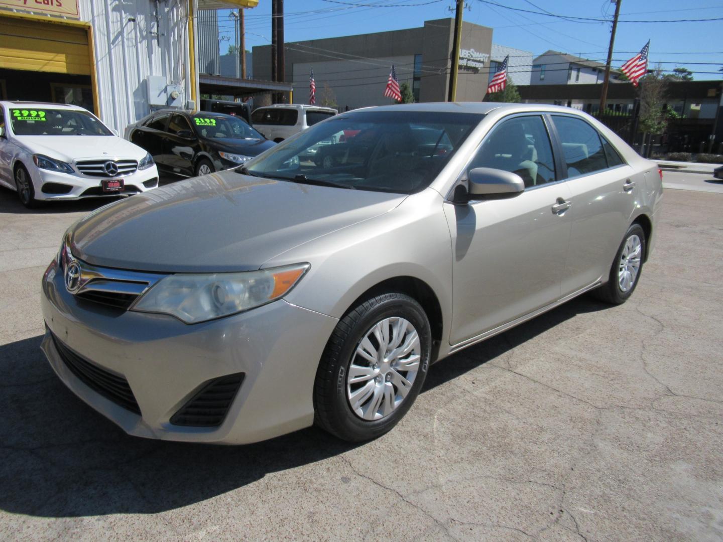 2014 /Tan Toyota Camry L (4T4BF1FK2ER) with an 2.5L L4 DOHC 16V engine, Automatic transmission, located at 1511 North Shepherd Dr., Houston, TX, 77008, (281) 657-1221, 29.798361, -95.412560 - 2014 TOYOTA CAMRY LE VIN: 4T4BF1FK2ER364962 4 T 4 B F 1 F K 2 E R 3 6 4 9 6 2 SEDAN 4 DR 2.5L I4 F DOHC 16V GASOLINE FRONT WHEEL DRIVE - Photo#13